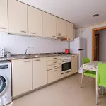Apartmán En Complejo Residencial, Con Piscina. *