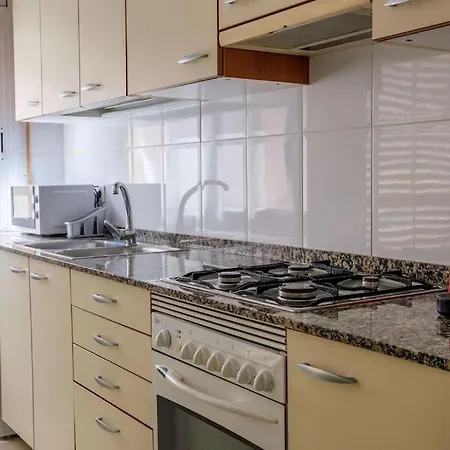 En Complejo Residencial, Con Piscina. Apartment *